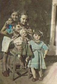 Sabine et Odile avec les poupées Léontine et Marguerite